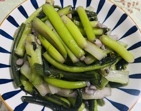 午餐。剩魚，炒個(gè)紅菜苔。