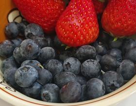草莓十元1斤，蓝莓三十五一斤。[图]