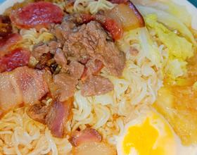 牛肉腊肠腊肉鸡蛋蒸面条