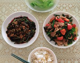 韭菜花炒肉
凉拌皮蛋红苋[图]