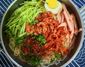 【夏至面】东北人首选东北大冷面！配菜：辣白菜/鸡蛋/火腿肠/黄瓜丝/香菜[图]