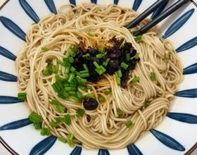 一个人吃饭，就不想煮饭，下面条吃 配点牛肉刚刚好[图]