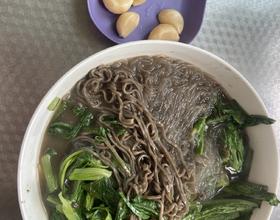 菌汤料煮的粉丝荞麦面，加自己的腌蒜🧄[图]