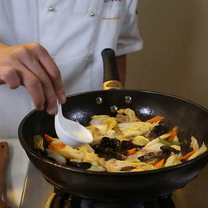 白菜猪肉炒木耳-香哈名厨课视频